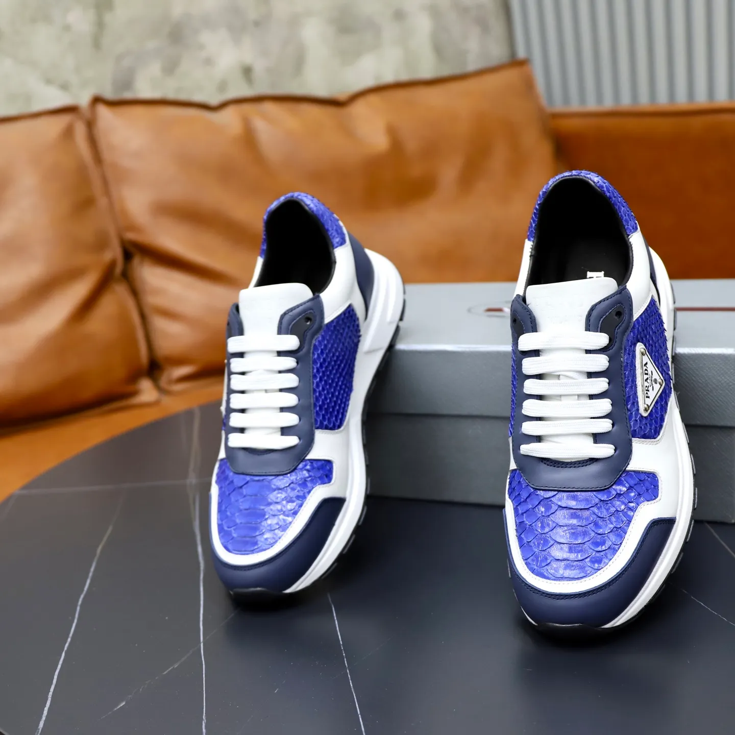 Factory price: 600💰Cow leather lining Brand: PRADA (Prada) Standard code: Men's size 38/44 (45 can be customized) Grade: Same as the official website Material: Original cowhide splicing imported cowhide lining Original combination two-color wear-resistant soft outsole Style category: Leisure and sports version Young fashion European and American trend British style Color: Real picture color